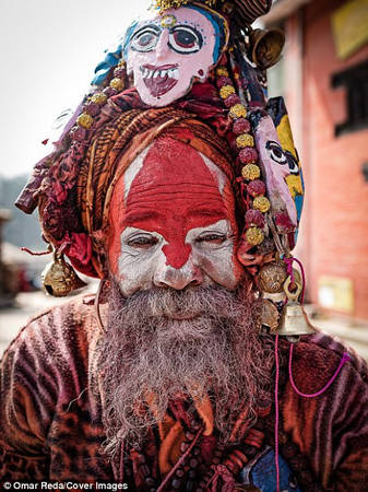 Omar Reda, 32 tuổi, nhà thiết kế tại Riyadh, Arabia Saudi, ghi lại hình ảnh những người đàn ông sùng đạo Hindu ở Nepal, mặc trang phục truyền thống và vẽ mặt cầu kỳ trong nghi lễ Tilak.