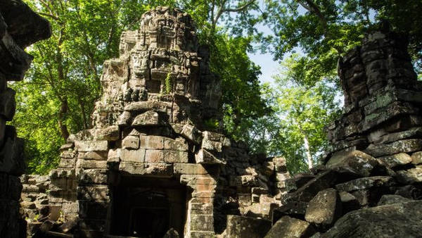 Có niên đại từ thế kỷ 12 dưới thời vua Jayavarman VII - một trong những quốc vương vĩ đại nhất của đế quốc Khmer, ngôi đền kỳ bí này đã bị bỏ hoang gần 800 năm. Do tác động của thời gian, nạn cướp bóc... khu vực này rơi vào tình trạng gần như sụp đổ. Quần thể đền được đưa vào danh sách thăm dò của UNESCO vào năm 1992. Từ năm 2008, Quỹ Di sản Thế giới và Chính phủ Campuchia bắt đầu nỗ lực bảo tồn và phát triển cộng đồng. Không lâu sau đó, khu vực quần thể đền Banteay Chhmar được mở cửa cho du khách. Ảnh: CNN.