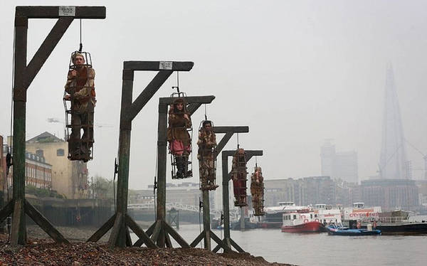 Nhiều phim về cướp biển tái hiện lại cảnh treo cổ ở bên bờ sông Thames. Ở đây, một cảnh trong phim Cánh buồm đen (2014). Ảnh: Mischief PR