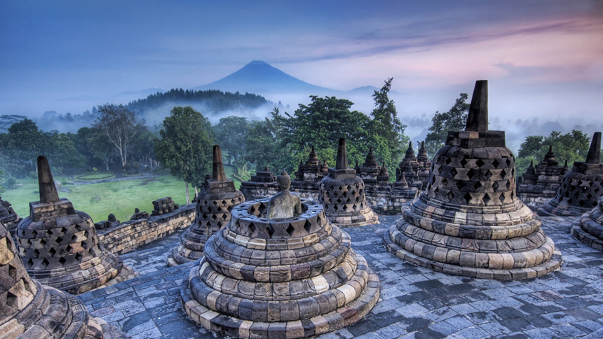 Borobudur, Trung Java: Borobudur là ngôi đền Phật giáo có niên đại từ thế kỷ thứ 9, đồng thời, là một trong những di tích Phật giáo lớn nhất thế giới, từng bị chôn vùi trong tro núi lửa và được phục dựng lại từ những năm 1970. Bên cạnh khu phức hợp đền, Borobodur còn được biết đến với cảnh quan tươi đẹp cùng nhiều đỉnh núi lửa. Ảnh: Mediahindu.