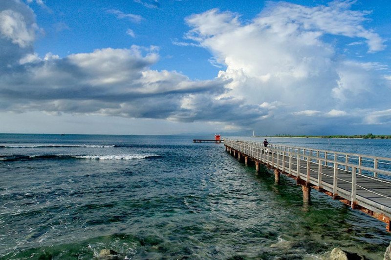 Tanjung Lesung, Banten, Java: Nằm trên bờ biển phía tây của hòn đảo Java đông dân nhất Indonesia, Tanjung Lesung là một khu nghỉ mát bãi biển được mô phỏng theo khu nghỉ mát Nusa Dua ở Bali. Khu nghỉ mát này rộng 1500 ha, nhìn ra hòn đảo núi lửa mới ở Anak Krakatau. Tại đây, du khách có thể tham gia các hoạt động như lặn biển, câu cá hay đi du thuyền. Bên cạnh đó, đến Tanjung Lesung, du khách còn có cơ hội khám phá vườn quốc gia Krakatau-Ujung Kulon, với những cánh rừng nhiệt đới là môi trường sống của các loài tê giác Java. Ảnh: Indonesia-tourism.