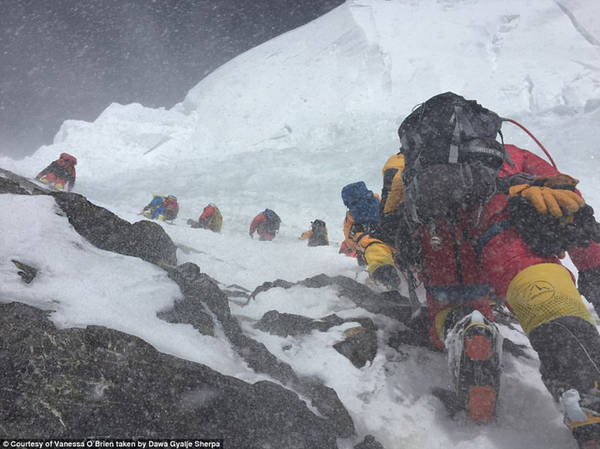 Những thử thách về tâm lý trong quá trình leo lên ngọn núi cao 8.611 mét còn lớn hơn nhiều so với các khó khăn về thể chất
