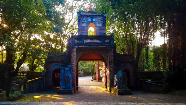 Giếng nước cổ được họa sĩ chuyển từ Thanh Hóa về đây nằm ngay phía bên trái. Con đường dẫn du khách từ cổng vào tham quan toàn bộ Việt phủ cũng mang đậm dấu ấn xưa với những hàng gạch Bát Tràng.