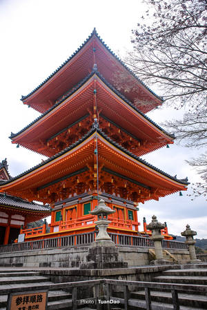 Những ngôi tháp trong chùa đều được sơn màu cam đỏ rất sặc sỡ.
