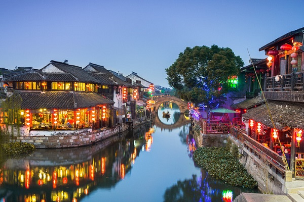 Tây Đường nằm hoàn toàn tách biệt so với các thủy trấn xinh đẹp khác ngay tại một nơi gọi là "langpeng" (Lang Phường), với những tuyến phố dài trên mặt nước cho phép dân cư địa phương và du khách thoải mái đi lại dọc theo các dòng kênh xanh ngay cả vào mùa mưa.