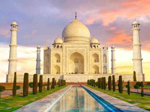 Cung điện trong bộ phim Aladdin của Disney được các nhà làm phim tạo ra dựa trên thiết kế của đền Taj Mahal nổi tiếng ở Ấn Độ. Nơi đây là một lăng mộ, được vua Shah Jahan xây dựng vào thế kỷ 17 dành cho người vợ quá cố của ông, Mumtaz Mahal. Hiện nay, Taj Mahal là một trong 7 kỳ quan mới của thế giới. Ảnh: F11photo/Shutterstock.