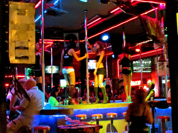 Patong, Phuket, Thái Lan Tại Patong ở Phuket, du khách sẽ tìm thấy mọi hình thức mại dâm, những sex show... Trung tâm sầm uất nhất nằm dọc trên đường Bangla, nơi tập trung các quán bar và câu lạc bộ nổi tiếng, những cô gái ăn mặc gợi cảm đứng trên vỉa hè. Ảnh: Flickr.