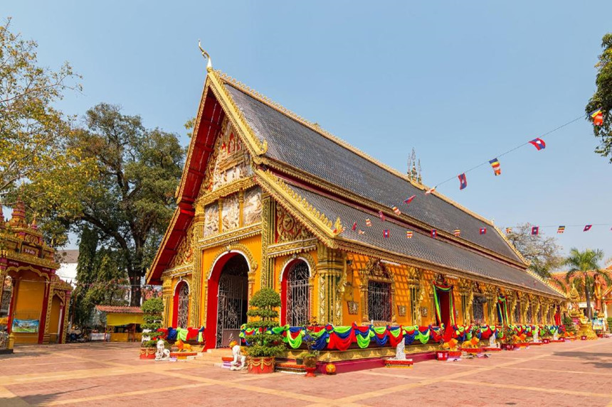 Wat Si Muang: Wat Si Muang được xây dựng năm 1566 và là ngôi chùa linh thiêng nhất tại thủ đô Viêng Chăn. Nơi đây gắn với truyền thuyết về người phụ nữ trẻ đang mang thai đã tình nguyện hi sinh thân mình để xoa dịu sự giận dữ của thần linh khi ngôi chùa được xây dựng. Ngày nay, Wat Si Muang được coi là linh hồn của thành phố và là nơi người dân thường đến để cầu bình an, may mắn. Ảnh: Agoda.
