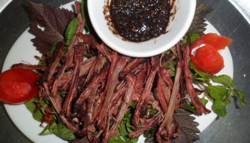Thịt trâu gác bếp là đặc sản của người Thái đen ở Mộc Châu và là món để đãi khách quý. Thịt trâu được làm chín bằng hun trên khói bếp qua nhiều ngày để thịt cứng và se lại. Thịt khi ăn có màu nâu đỏ bắt mắt, thơm mùi mắc khén, hơi ám khói, có vị ngọt và bùi của thịt trâu. Giá một kg thịt trâu gác bếp dao động từ 650.000 đến 750.000 đồng. Ảnh: blogdacsanvietnam.