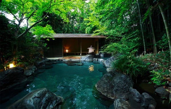 Xung quanh nhà trọ Ryokan thường là cảnh quan thiên nhiên trong lành hay các suối nước nóng. 