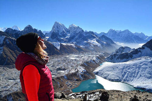 Với nhiều du khách, Everest tuy nguy hiểm nhưng lại có sức hút "chết người". Ảnh: News.