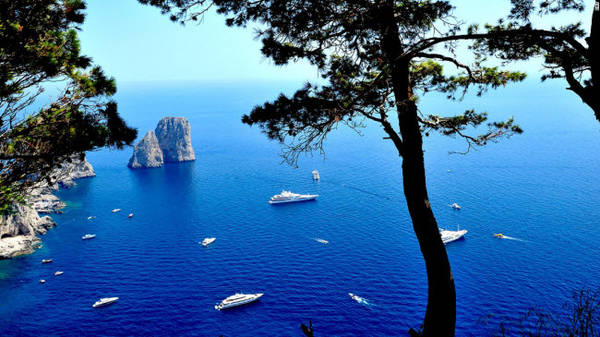 Capri, Napoli: Hòn đảo Capri có tầm nhìn tuyệt đẹp ra biển Địa Trung Hải và trở thành điểm đến hấp dẫn của các ngôi sao Hollywood trong nhiều thập kỷ qua. Điểm đến nổi tiếng ở đây là 3 mỏm đá Faraglioni hình thành qua quá trình xói mòn.