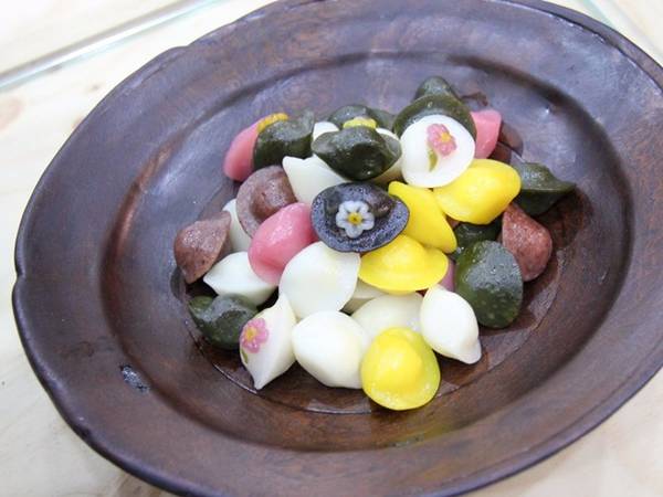  Món ăn truyền thống Songpyeon thường được làm trong Chuseok, lễ hội mùa thu của người Hàn Quốc. Bánh có vỏ gạo nếp mềm mịn, với phần nhân ngọt ngào như sốt hạt dẻ.