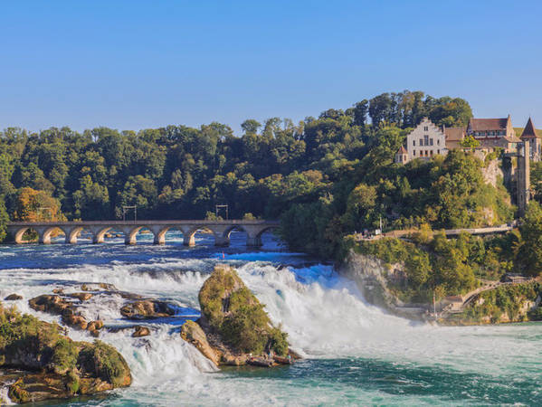 Dù diện tích khá nhỏ, Thụy Sĩ lại sở hữu thác nước lớn nhất Châu Âu. Rất nhiều người thích mạo hiểm tìm đến thác Rhine, thuộc sông Rhine nằm ở phía bắc để trải nghiệm môn chèo thuyền.