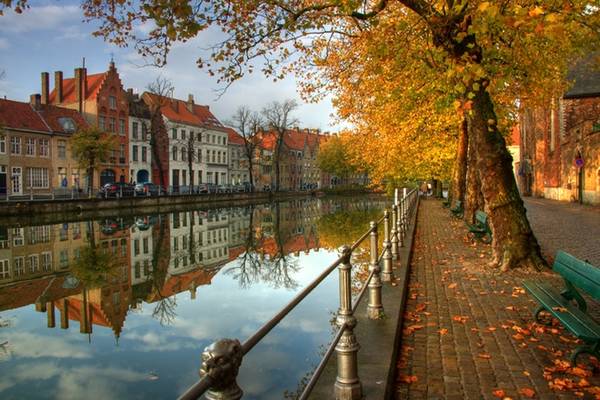 Bruges (Bỉ) như bước ra từ câu chuyện cổ tích mỗi khi mùa thu đến khi những hàng cây thay lá kết hợp hài hòa với kiến trúc cổ kính. Ảnh: Zmetravel.