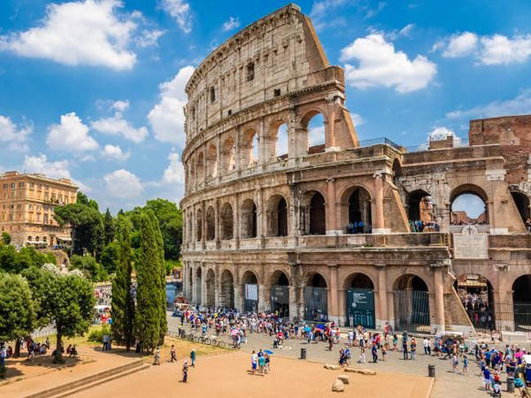 Colosseum, Rome, Italy: Đây không chỉ là nơi bạn được chiêm ngưỡng một trong những kiến trúc vĩ đại nhất của loài người còn sót lại, đồng thời có cơ hội bắt nhiều Pokemon như Pikachu, Squirtle, Oddish, Espeon, Umbreon and Makuhita. Ngoài ra, ở Rome có khá nhiều Pokemon lạ, độc đáo.