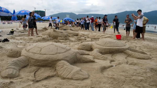 Đắp tượng cát trên bãi biển - Ảnh: TẤN LỰC