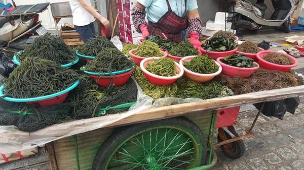 Chợ được chia thành nhiều khu riêng biệt, hoạt động suốt đêm ngày. Đến đây, bạn sẽ cảm nhận được không khí rất gần gũi giống chợ ở Việt Nam.