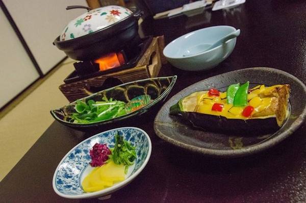 Các bữa ăn Nhật thường có rất nhiều loại rau, nhưng lại khó để tìm ra một bữa ăn chay toàn bộ. Đó là do truyền thống sử dụng nước dùng từ cá và rắc thêm vụn cá ngừ khô để tăng hương vị.