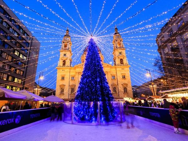 Budapest, Hungary Vào mỗi mùa Giáng sinh, khi cây thông được dựng trước nhà thờ St. Steven Basilica, nơi đây lại thu hút khoảng 700.000 du khách tham quan.