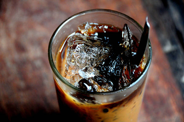 Cà phê sữa đá là một biến tấu quen thuộc của người Sài Gòn. Ly cà phê sữa đá pha theo kiểu truyền thống cho cả hương và vị nhẹ nhàng, phù hợp với những ai vốn không thích hương vị cà phê quá đậm đặc.