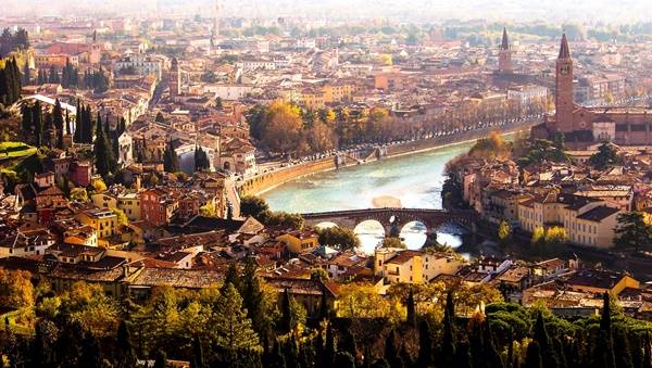 Bức tranh Verona mang đầy nét cổ điển, từ thời La Mã tới Trung cổ, thời kì Phục hưng và đi qua đến cả thời kì Baroque… tất cả đều được lưu giữ trên từng góc phố, căn nhà qua nhiều thế kỉ.