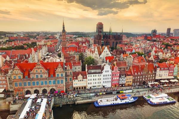 Gdansk, Ba Lan: Thành phố cổ này tọa lạc trên bờ biển Baltic có một bầu không khí độc đáo với hàng chục quán cà phê ấm cúng, những viện bảo tàng, hội chợ, triển lãm... Đây là nơi tất cả mọi người sẽ tìm thấy một cái gì đó đặc biệt cho chính mình.