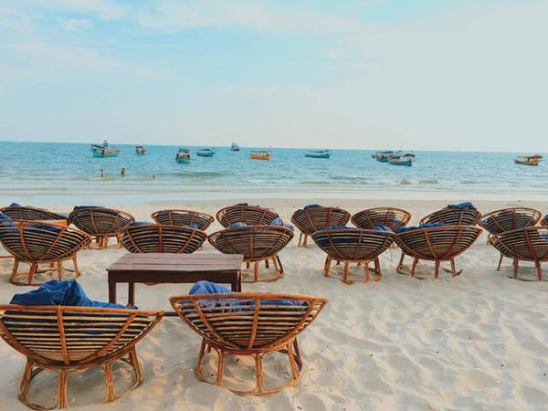 Shihanouk có những chiếc ghế xinh xắn dọc bờ biển thế này.