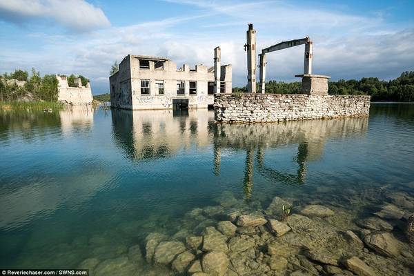 Hồ nước quanh nhà tù có thể dâng cao 15 m, nhấn chìm hơn nửa tòa nhà.