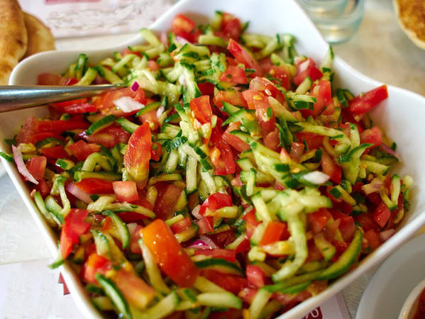 Tương tự như những phiên bản salad khác trên thế giới, món salad Isareli chỉ đơn giản từ cà chua, dưa leo, nước cốt chanh và dầu oliu. Thế nhưng đã ai từng đến Israel đều không thể quên được vị tươi mát tuyệt vời của món ăn này.
