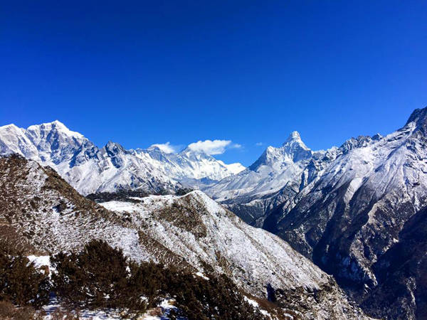 Sau đó, Diệu Ngọc bắt đầu chuyến hành trình của mình bằng việc đi bộ và leo lên dốc đến điểm Everest Base Camp 6.000 m. Xem thêm về Everest Base Camp