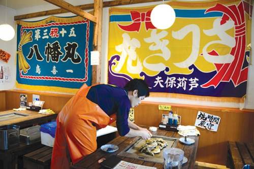 iệm Sanriku Kakigoya với món hàu hấp danh tiếng của Miyagi
