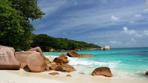 Anse Lazio là bãi tắm nằm trên đảo Praslin, thuộc Seychelles. Nơi đây nhận được nhiều bình chọn của du khách vì sở hữu nước biển sạch và trong.