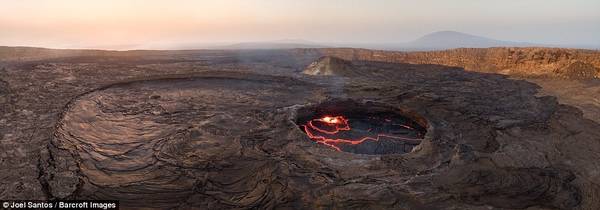 Sa mạc Danakil, nơi núi lửa Erta Ale tọa lạc, là khu vực không dân cư nóng nhất thế giới. Santos chỉ có thể ghi hình vào sáng sớm hoặc tối muộn.