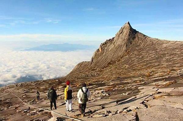 1. Chinh phục đỉnh Kinabalu ở Sabah: Kinabalu là đỉnh cao nhất của dãy Crocker Range ở Borneo, trung bình phải mất vài ngày để leo tới đỉnh. Du khách phải xin giấy phép leo núi trước hành trình do Sabah Park cấp, và số lượng giới hạn. Người Malaysia coi Kinabalu là đỉnh núi thiêng.
