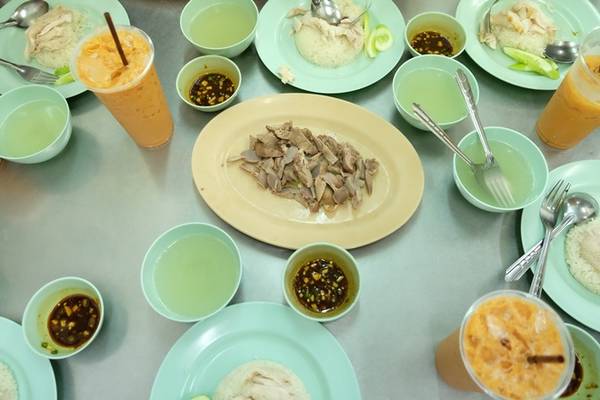 Ngoài cơm gà, quán còn phục vụ nhiều loại đồ uống đặc trưng của Thái, điển hình là trà sữa Thái với giá 20 baht (12.000 đồng). Chỉ mất khoảng 50.000 đồng là thực khách có thể thưởng thức một bữa cơm chất lượng không tệ chút nào.