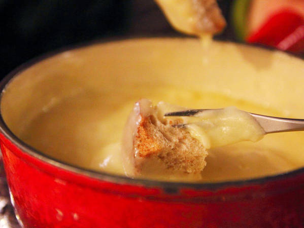 Các khu nghỉ dưỡng trên núi thường phục vụ món fondue cổ điển của Thụy Sĩ.