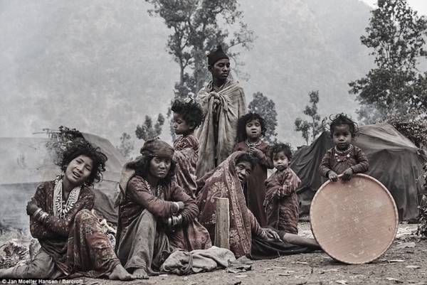 Raute là một trong số ít bộ tộc du mục cuối cùng còn sót lại trên thế giới. Họ sống ẩn sâu trong cánh rừng Himalaya ở Nepal và kiếm thức ăn bằng cách săn bắn, hái lượm.