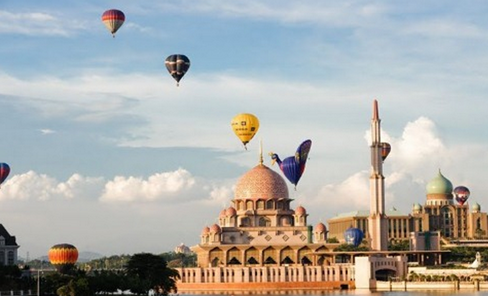 11. Bay trên khinh khí cầu ở Putrajaya: Lễ hội khinh khí cầu nóng quốc tế Putrajaya là lễ hội thường niên kéo dài 3 ngày vào tháng 3. Khinh khí cầu được bơm 2 lần/ngày vào lúc 7h và 18h. Ảnh: Blogspot.