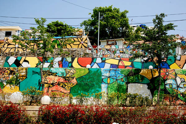 Dongpirang là một ngôi làng nhỏ ởTongyeong, phía nam tỉnh Gyeongsang, Hàn Quốc. Những ngôi nhà nơi đây bao trùm rất nhiều màu sắc rực rỡ. Trên các bức tường, lối đi, cầu thang đều được trang trí bằng các bức tranh truyện, nhân vật thần tiên. Ảnh: Instagram.
