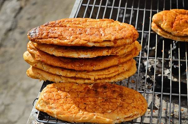 Bánh mì nướng muối ớt làm từ những ổ bánh mì đơn giản nhưng được biến tấu thành món mới, khiến không ít bạn trẻ mê mẩn. Gần đây, món ăn này bắt đầu lan rộng ở Sài Gòn và vài nơi khác.