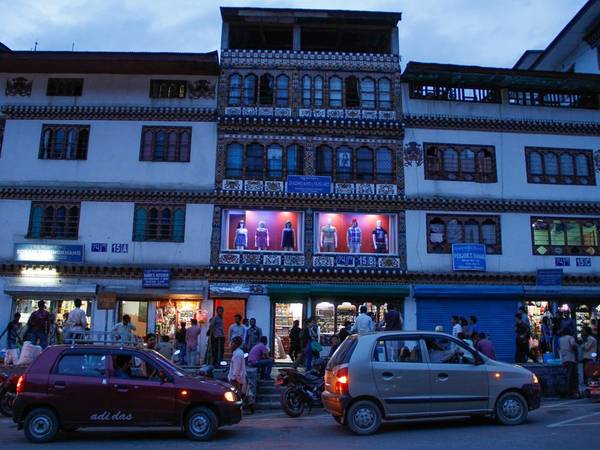 Cửa sổ của các hàng quán ở thủ đô Thimphu bán hàng hóa hiện đại, nhưng kiến trúc nhà vẫn theo kiểu truyền thống. Bhutan vẫn đứng ngoài ảnh hưởng của văn hóa phương Tây cho tới năm 1999, khi tivi và Internet được sử dụng ở quốc gia này.