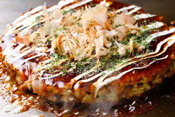 Okonomiyaki: Món bánh xèo hấp dẫn này được làm từ nhiều nguyên liệu như thịt lợn, bạch tuộc, tôm, và thậm chí là phô mai. Ảnh: Studentlife.