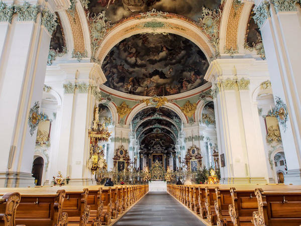 Một địa danh lịch sử ấn tượng khác không thể bỏ qua là Tu viện St. Gall ở thánh đường St. Gallen xây từ thế kỷ thứ 8 và đã hoạt động trong suốt 12 thế kỷ qua.