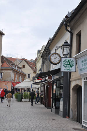 Ít ai biết rằng Zagreb trước đây từng là hai thị trấn riêng biệt với nhiều mâu thuẫn, Kaptol và Gradec. Nếu Kaptol là trụ sở của tu viện, nhà thờ thì Gradec là nơi sinh sống của tiểu thương và thợ thủ công. Phần đất biên giới giữa hai thị trấn vốn được coi là nơi nguy hiểm, nay được lấp đầy bởi những toà nhà và đường phố, biến Zagreb thành một khối thống nhất, liền mạch.