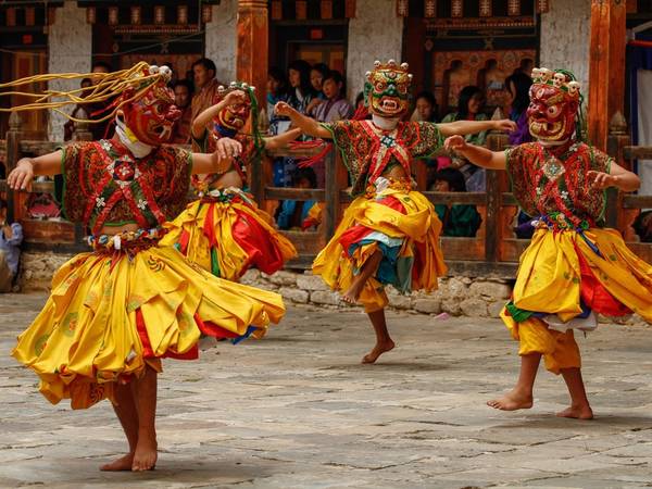 Các nhà sư biểu diễn một điệu nhảy ở lễ hội tại Bumthang, vùng trung tâm Bhutan. Các thị trấn của Bhutan thường tổ chức lễ Tsechus hàng năm, với các màn biểu diễn xoay quanh chủ đề tôn giáo và lịch sử.