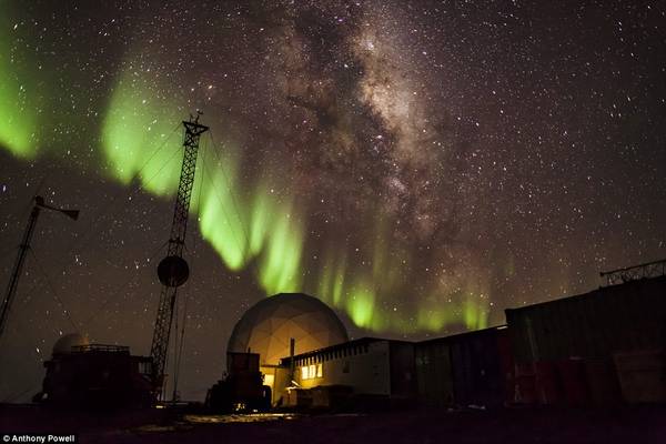 Nhờ vị trí độc đáo của Nam Cực, người ta có thể được chiêm ngưỡng một số những hiện tượng thời tiết ngoạn mục. Đây là hình ảnh cực quang trên một trạm tại Black Island.