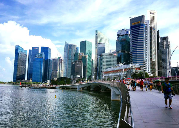 Công viên sư tử biển ở trung tâm thành phố, nơi có biểu tượng của đất nước Singapore (đầu tư tử, mình cá) Merlion là địa điểm mà không du khách nào bỏ qua khi đến quốc đảo Singapore, thậm chí còn là nơi đặt chân đến đầu tiên. Tượng Merlion phun nước ra từ miệng này được đúc bằng xi măng Fondue, những chiếc vảy bên ngoài được tạo thành từ những chiếc đĩa sứ, còn đôi mắt được tạo thành từ 2 tách trà nhỏ màu đỏ. Từ đây du khách có thể ngắm nhìn các kiến trúc nổi tiếng của đất nước như Maria Bay Sands, ArtScience Museum... 