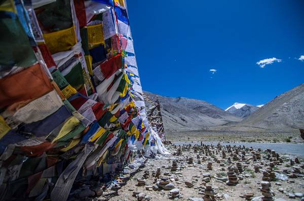 Theo người Nepal, những phiến đá xếp chồng lên nhau để cảm tạ trời đất đã tạo nên Himalaya. Theo truyền thuyết của người Tây Tạng, xếp đá tượng trưng cho điều ước và may mắn khi thành hiện thực. Còn chúng tôi xếp cho vui thôi.