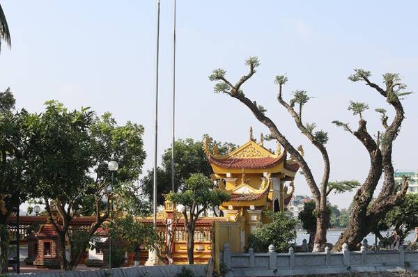 Ban đầu chùa có tên là Khai Quốc. Sau nhiều lần đổi tên, tên chùa Trấn Quốc lại được người dân quen gọi từ đời vua Lê Hy Tông đến nay.